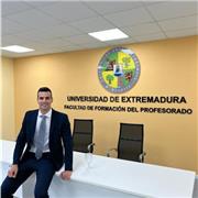Doctor en Educación, con seis cursos de experiencia docente en centros de Educación Primaria, Secundaria y en centros de educación
